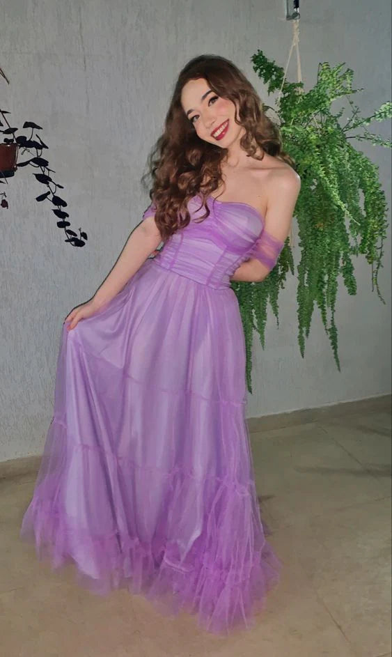 Vestido elegante de tul morado con corte en A y hombros descubiertos para fiesta de graduación / Tiendas con vestidos de fiesta
